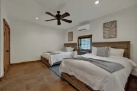 Oakridge Ranch: Pool + Hot-tub, Pickleball Court, Whiskey & Wine Room! فنادق في Blanco County