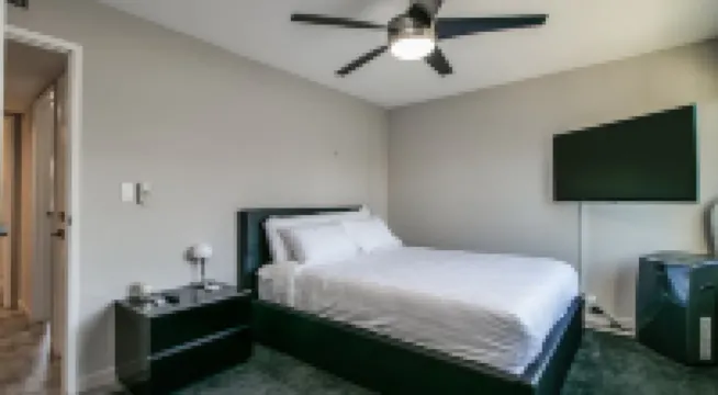 Unbeatable Old Town Location! Modern and Classy!