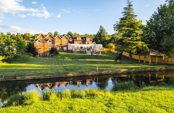 河畔, 世尊酒店