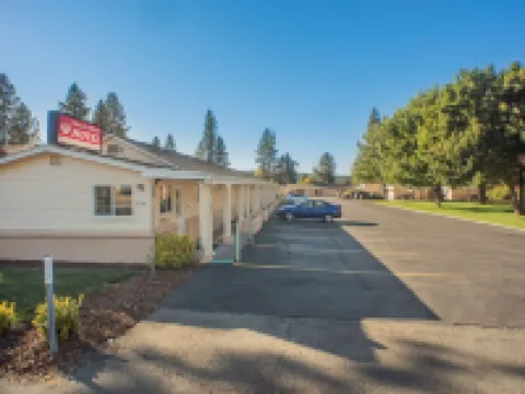 Shasta Pines Motel & Suites Hotels in Burney