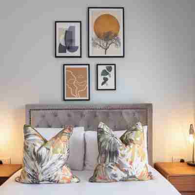 Elliot Oliver - Stylish 2 Bedroom Apartment with Parking in the Docks Rooms