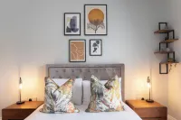Elliot Oliver - Stylish 2 Bedroom Apartment with Parking in the Docks Hotels near University of Gloucestershire, Oxstalls Campus