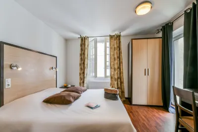 Logis Hôtel le Commerce فنادق في Lay-Lamidou