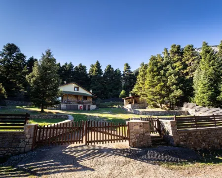 Dandy Villas Elatodasos - Chalet Artemis - Fir Forest - Jeep & Nature Lovers Hotels in Parnassos