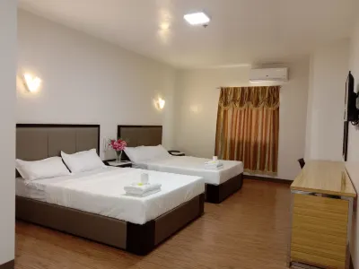 Meaco Royal Hotel- Lucena Отели рядом с достопримечательностью «Лусена Фиш Порт Комплекс»