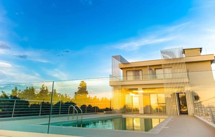 IO Luxury Pool & Hot Tub Suites