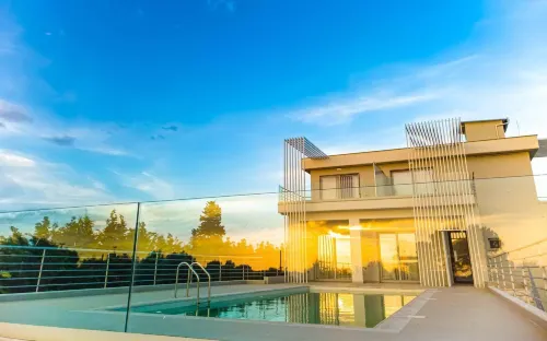 IO Luxury Pool & Hot Tub Suites - Uima-altaat