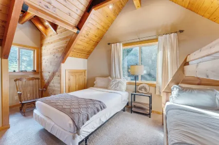 Ember by AvantStay Majestic Entertainers Home w Pine Tree Views & Close to Meek's Bay Отели в г. Tahoma