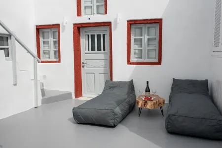 Ambi Villas Santorini Отели рядом с достопримечательностью «Тирасия»