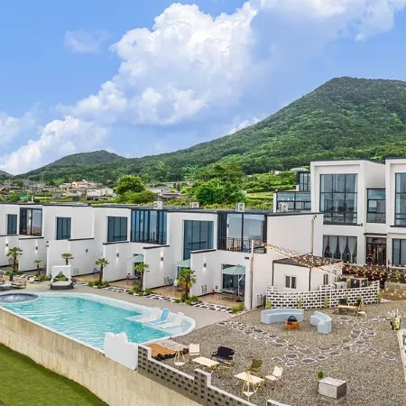 Yeosu Cave Pool Villa