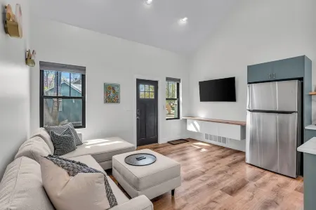 Charmingly Stylish 1-bed Loft Apt! Wonderful Lawrence Barker neighborhood Отели в г. Дуглас