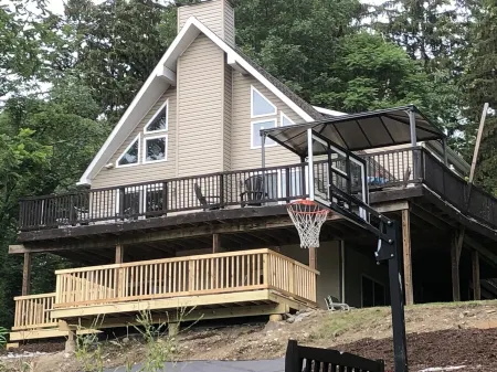 Seneca Lake Spacious 5-Bedroom Chalet. A Few Fall Weekends Still Available!