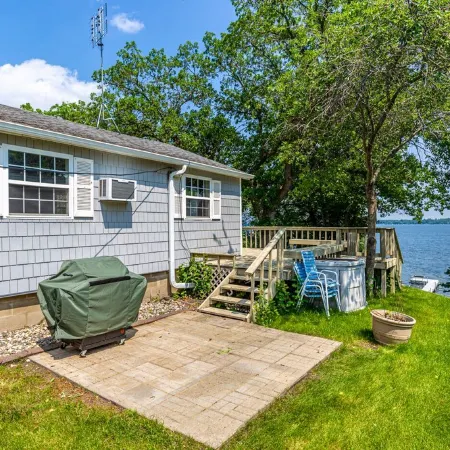 Beautiful Lake Sallie Views, Newly Updated Barbara Beach Lake Home