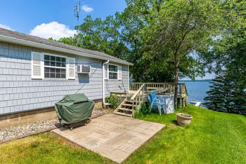 Beautiful Lake Sallie Views, Newly Updated Barbara Beach Lake Home