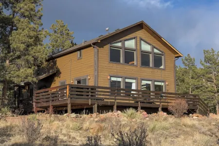 Charming Mtn Cabin Getaway - Hot Tub, Stunning Views, Fire Pit & 4 Acres