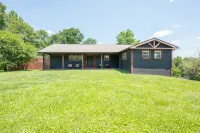 WiFi, Hot Tub, Pool Table, Pet Friendly - Huckleberry Arch in Red River Gorge Hotels in Wolfe County