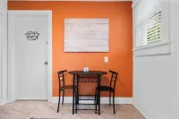 The Tangerine - Walk to Restaurants, Shops, Bars!