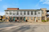 Downtown home near restaurants with full kitchen, washer/dryer, partial AC, WiFi Hotels in Bentonville