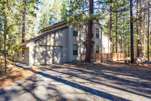 Hot Tub and Wood Fireplace - Charming Retreat in Serene Sunriver