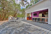 Cozy Cabin with Scenic Views and Fire Pit - Charming Hill Country Retreat Hotels in Hays County