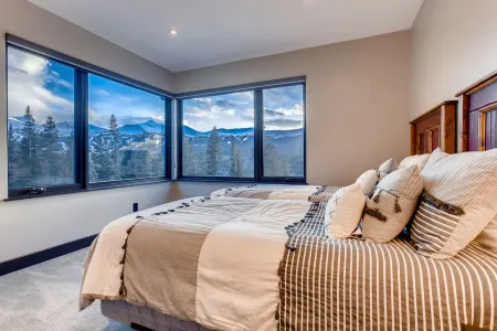 Stunning Mountain Views and Hot Tub - Modern Luxury Retreat