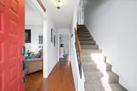 Private Entrance, Fenced Backyard and Large Kitchen - Charming Retreat Отели в г. Кларксвилл