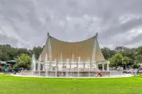 Historic studio with kitchenette & easy parking - near dining & walk to downtown Hotels in Thunderbolt