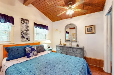 Dog-friendly cottage with fenced yard, W/D - walk to the beach & fishing spots