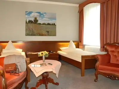 Hotel Maxplatz Hotels near Labyrinthruine im Bürgerpark Theresienstein