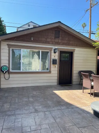 Guest House in Prime Area!