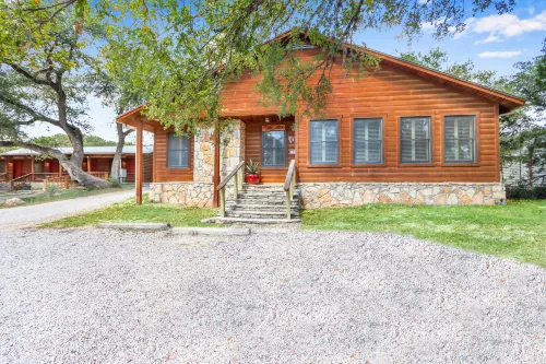 Spacious Oak Lodge with Shared Pool and Fireplace - Beautiful Tranquil Haven