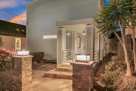 Ocean View and Panoramic Deck - Charming Coastal Retreat