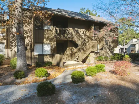 Stunning Lake View Retreat - Steps from Water's Edge Отели в г. Пайнблафф