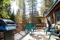 Charming Hideaway- Fireplace, WiFi, Private Deck, Gas BBQ 빅 트리스 루프 트레일헤드 주변 호텔