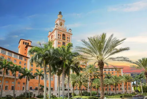 Fully-Equipped Kitchen and Smart TV - Charming Historical Oasis