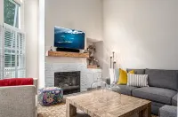 Inviting Cottage with Cozy Ambiance and Patio - Charming Retreat