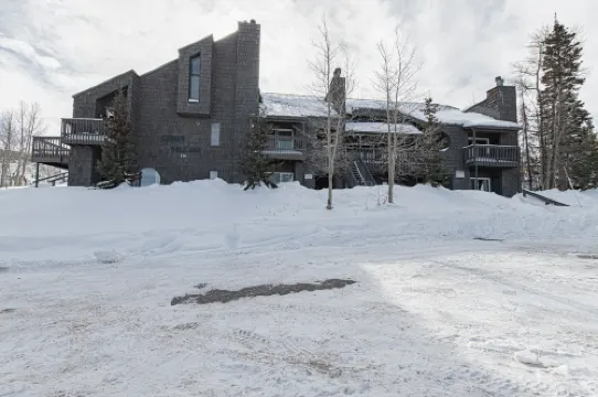 Cozy Kitchen and Entertainment - Charming Mountain Retreat
