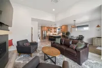 Modern beach beauty with a hot tub, gas firepit, Ping-Pong table & gas fireplace Hôtels à : Manzanita