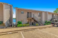 Sunny & spacious lake view condo with furnished balcony & pool access Hotels in Hot Springs