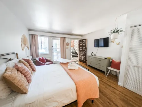 Cozy Studio with Private Balcony and Vintage Touches - Vibrant Charming Haven