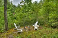 Cozy Cabin with Fire Pit and Screened Porch - Charming Mountain Retreat Hotels in Mineral Bluff