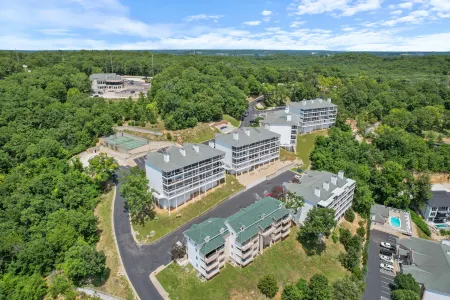 Breathtaking Lake Views and Communal Pool Access - Stunning Oasis