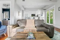 Charming Oasis with Exposed Brick and Modern Kitchen - Elegant Retreat