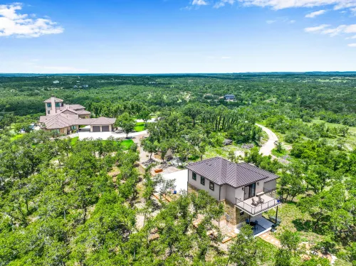 Captivating Hill Country Views and Private Hot Tub - Elegant Loft Retreat