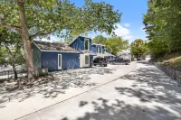 Wave-Free Swimming and Fun Dock Amenities - Tranquil Cove Oasis Hotel a Lake Ozark