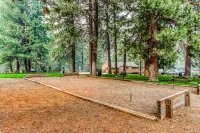 Third-floor retreat with treetop views, AC, pools, hot tubs, & sports courts Hotels in Deschutes River Woods