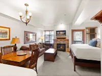 Ski-in/Ski-Out Access with Private Balcony and Amenities - Charming Haven Hôtels à : Comte de Summit