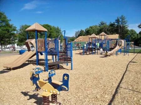 Bright Living Space Near Cranmore and Downtown Fun - Charming Escape