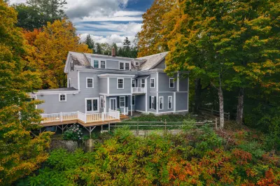 Picturesque Sanctuary with Music Room - Charming Historical Retreat AT trailhead Woodstock VT附近的飯店
