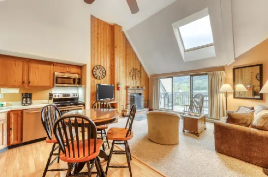 Top-floor condo with mountain views & covered parking space